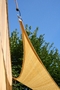 Sonnenschutz Gartenterrasse mit Dreiecksonnensegel konkav