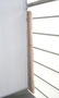 Balkongeldnder zur Sicherung Paravent mit Wand-Clip an Holzbrett