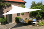 Sonnenschutz im Innenhof mit Dreiecksonnensegel aus Polyester