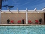 Sonnenschutz am Schwimmbad mit Pergola und Sonnensegeln