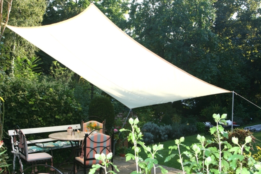 Windschutz Terrasse mit Sonnensegeln - 