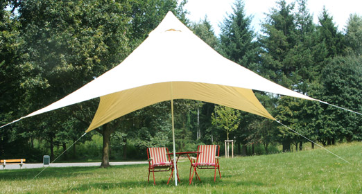 Regenschutz mit Sonnensegeln beim Campen oder Picknick - 
