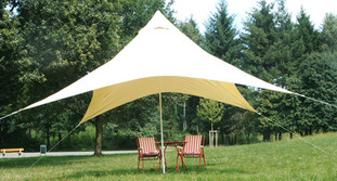 Regenschutz mit Sonnensegeln beim Campen oder Picknick