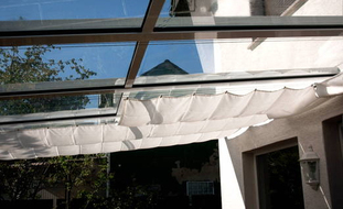 Sichtschutz Glasdach von oben mit Sonnensegel Innenbeschattung
