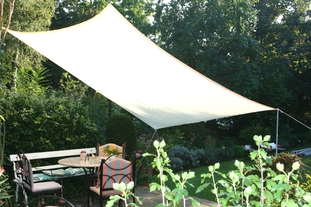 Windschutz Terrasse mit Sonnensegeln